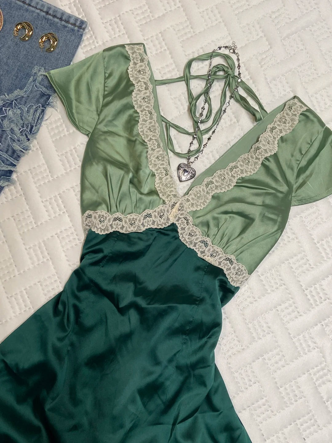 NiceVestidos – Kurzes Satin-Heimkehrkleid für Mädchen, grünes V-Ausschnitt-Retro-Kleid, Retro-Kleid, Spitze, V-Ausschnitt, NV5659