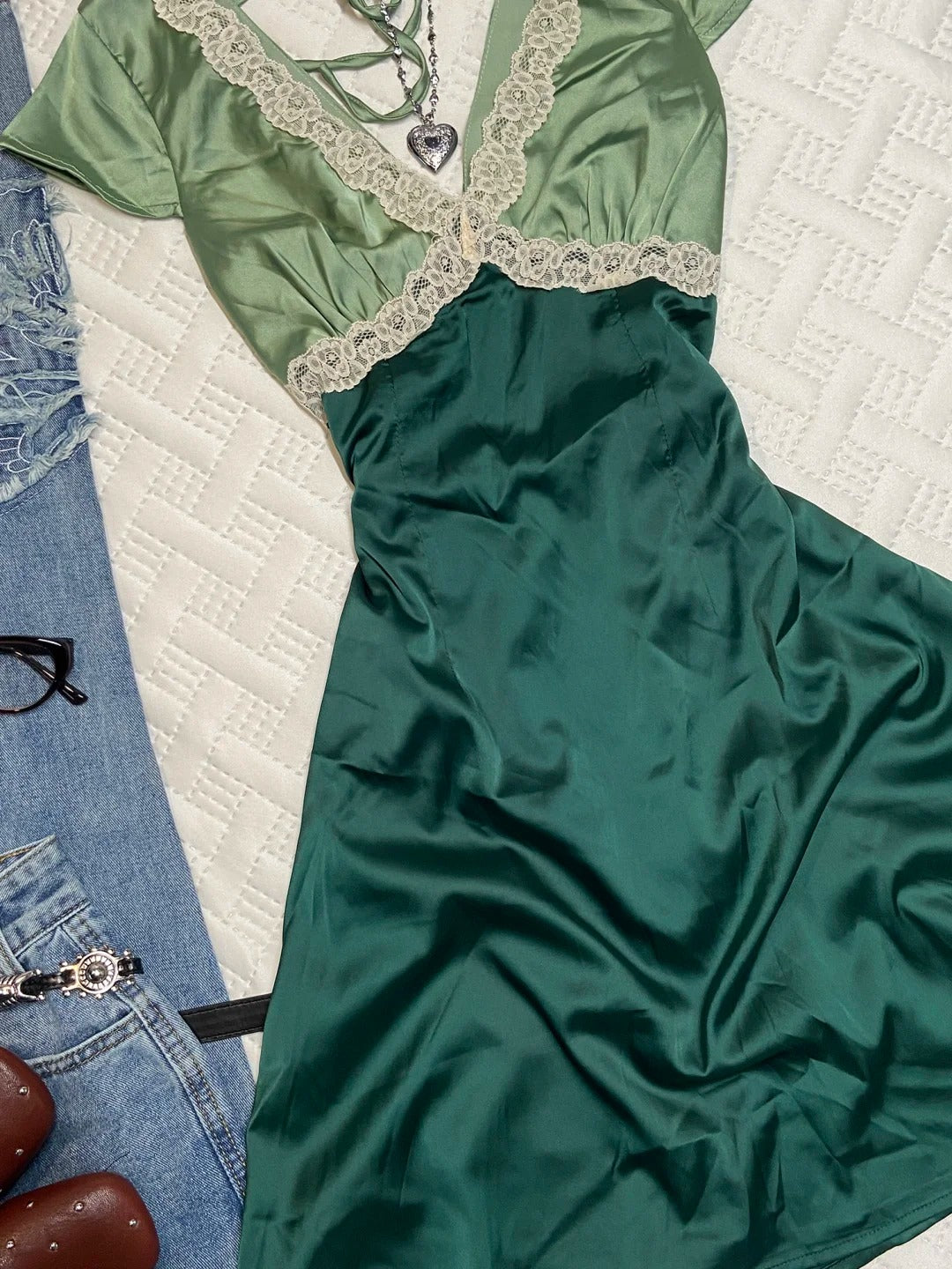 NiceVestidos – Kurzes Satin-Heimkehrkleid für Mädchen, grünes V-Ausschnitt-Retro-Kleid, Retro-Kleid, Spitze, V-Ausschnitt, NV5659