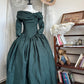 Viktorianisches Ballkleid im Retro-Stil, dunkelgrün, schulterfrei, mit Puffärmeln – Mottoball- und Cosplay-Kleid NV6364