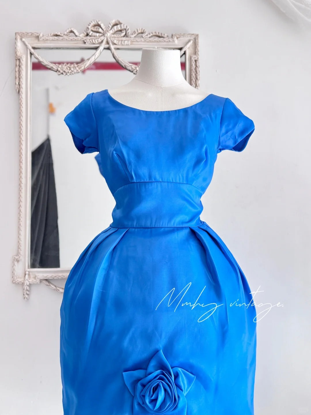 Robe de soirée bleu Klein, style rétro, élégante, bouton floral, embellissement floral, taille exquise, très révélatrice de la taille, mi-longue/courte, robe de bal, robe de bal nv4085
