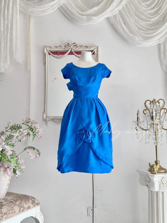 Robe de soirée bleu Klein, style rétro, élégante, bouton floral, embellissement floral, taille exquise, très révélatrice de la taille, mi-longue/courte, robe de bal, robe de bal nv4085