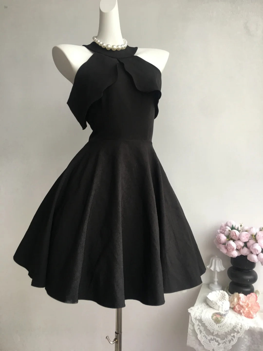 Charmantes schwarzes schlichtes Vintage-Chiffon-Kurzballkleid NV5437