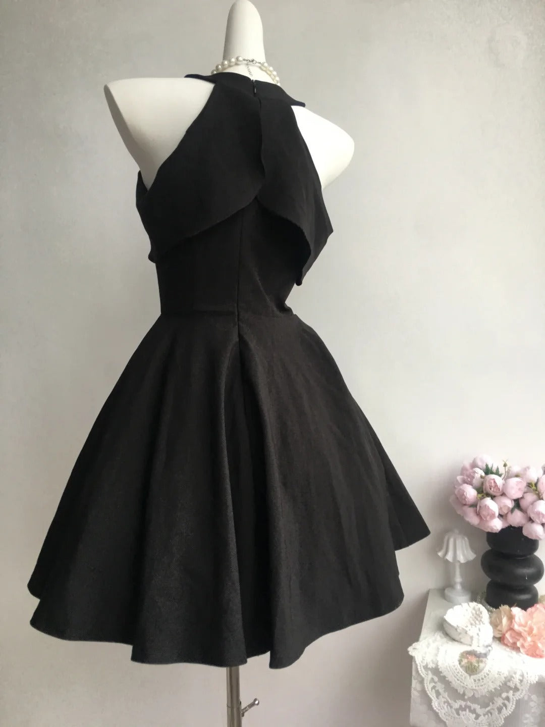 Charmantes schwarzes schlichtes Vintage-Chiffon-Kurzballkleid NV5437