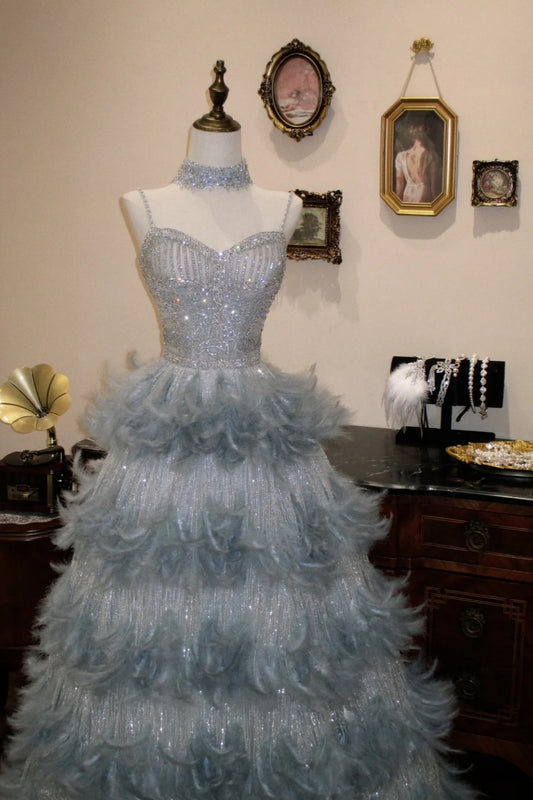 Hellblau-graues Pailletten-Feder-Halter-Abendkleid mit hohem Kragen NV6551