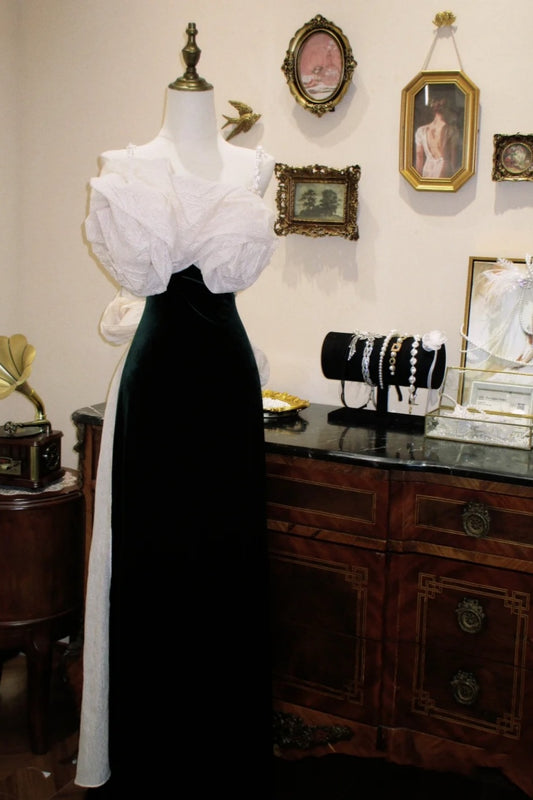Weißes, schwarzes Maxi-Abendkleid aus Samt mit Rüschen und asymmetrischen Trägern NV6550