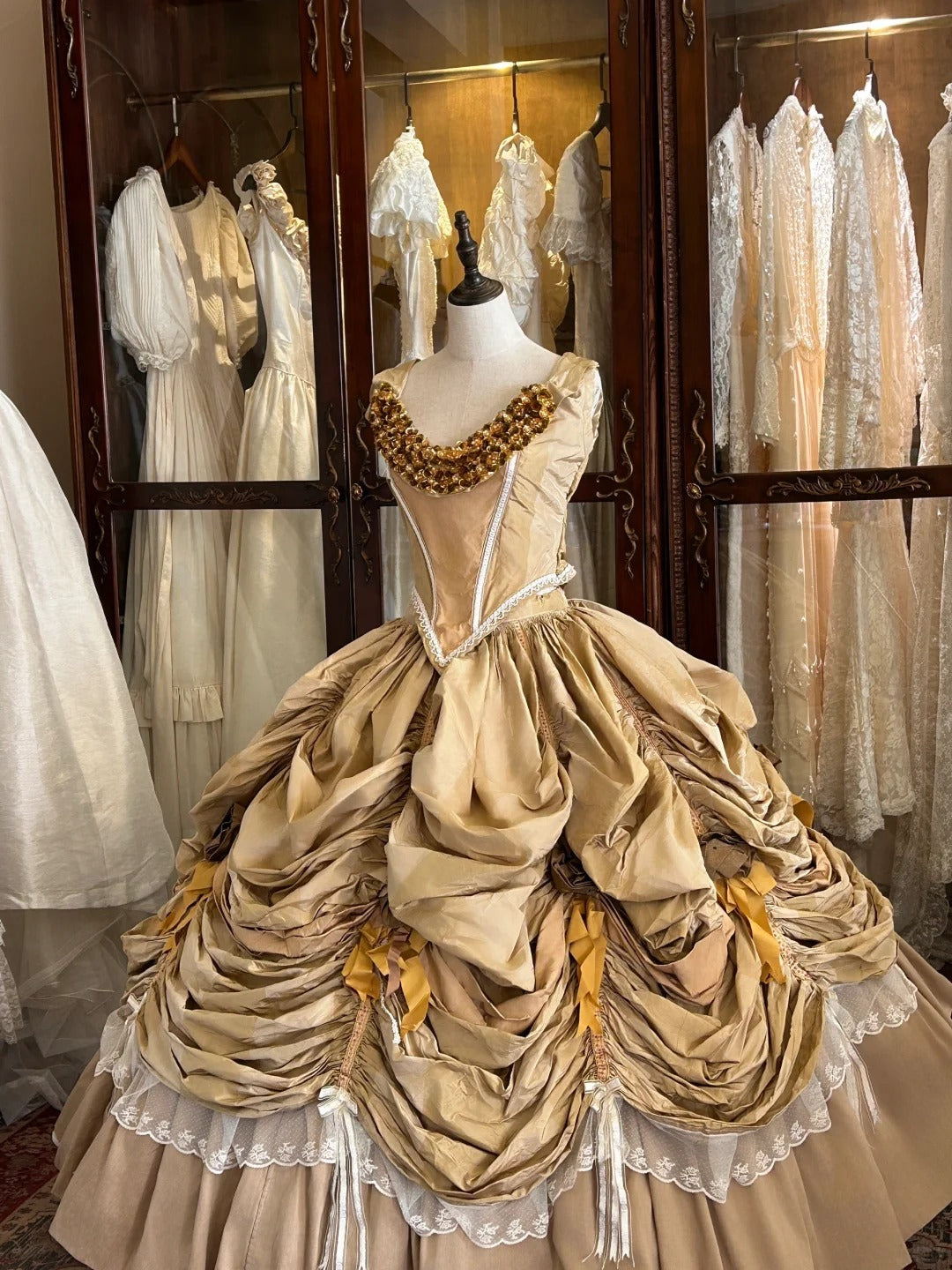 Gelbe Prinzessin plissiert Gold Rose handgefertigte Perlen edle und schöne Märchen reine Schönheit lange Satin Ballkleid Abendkleid Brautkleid nv4440
