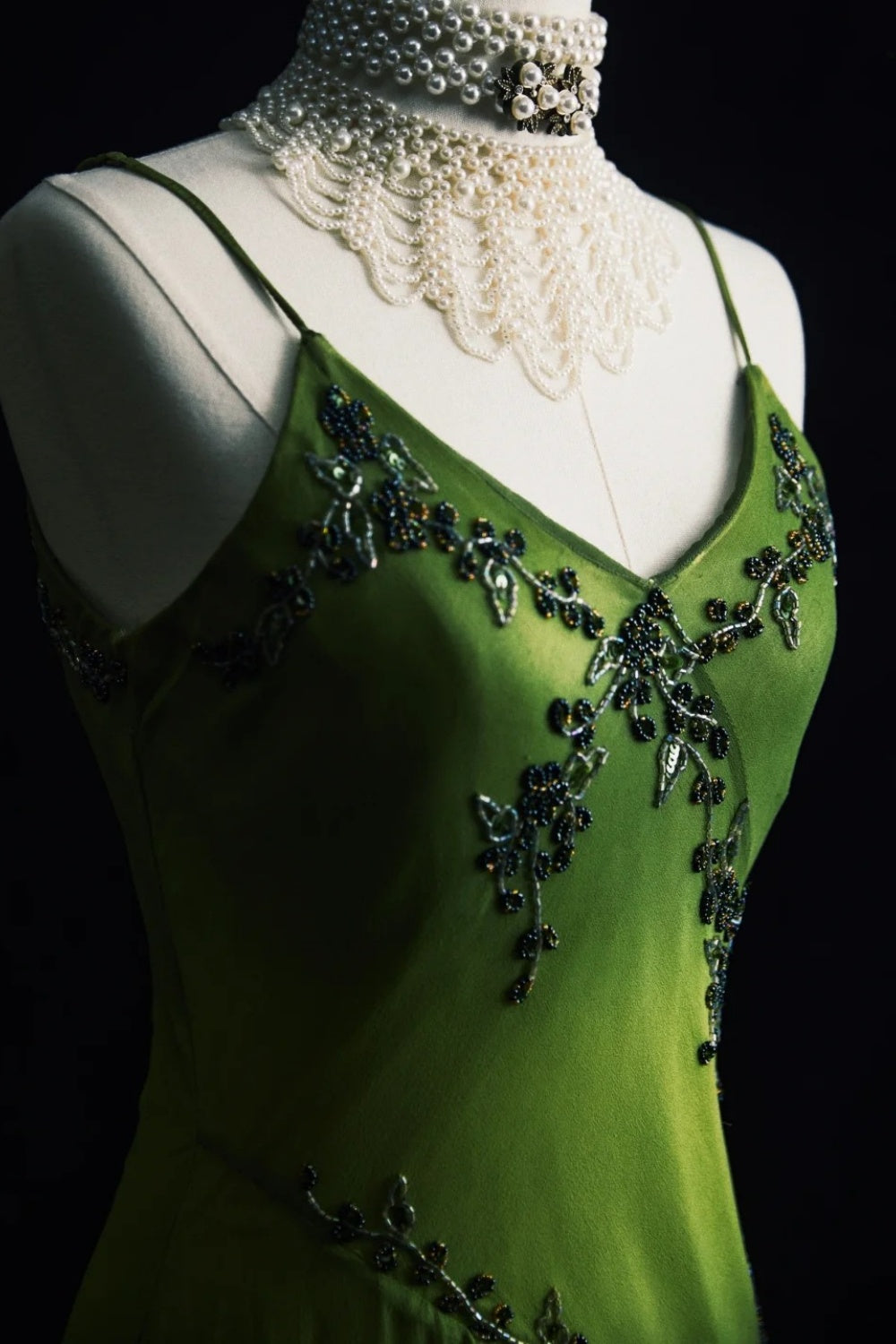 Robe longue d'été verte, ornée de perles et de motifs de vigne vintage (NV6608)