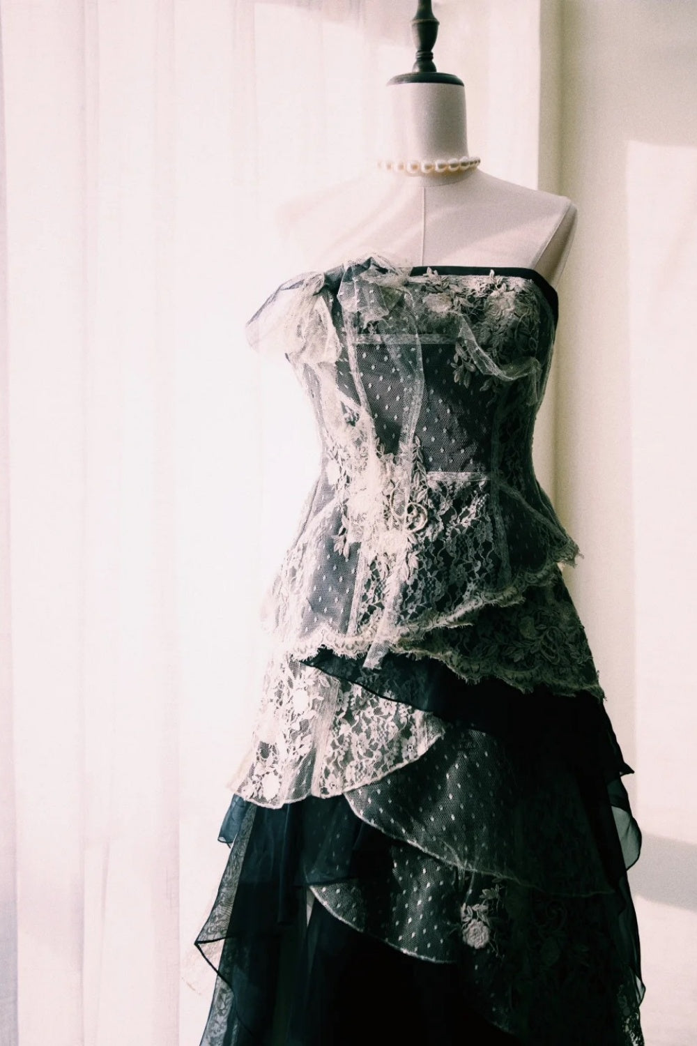 Exquisites langes Abendkleid aus Spitze und Tüll im Vintage-Stil NV6610
