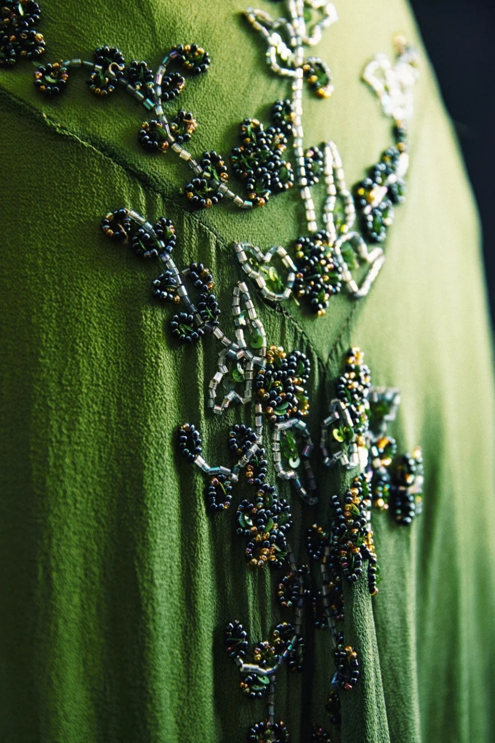 Robe longue d'été verte, ornée de perles et de motifs de vigne vintage (NV6608)