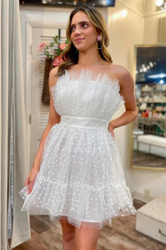 Weißes, gepunktetes, trägerloses, kurzes Ballkleid mit Rüschen, weißes Homecoming-Kleid aus Tüll, weißes formelles Abendkleid nv1534