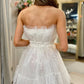 Weißes, gepunktetes, trägerloses, kurzes Ballkleid mit Rüschen, weißes Homecoming-Kleid aus Tüll, weißes formelles Abendkleid nv1534