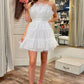 Weißes, gepunktetes, trägerloses, kurzes Ballkleid mit Rüschen, weißes Homecoming-Kleid aus Tüll, weißes formelles Abendkleid nv1534