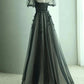 Schwarzes A-Linien-Ballkleid aus Tüll mit bauschigen kurzen Ärmeln, schwarzes Abendkleid, Partykleid nv1698