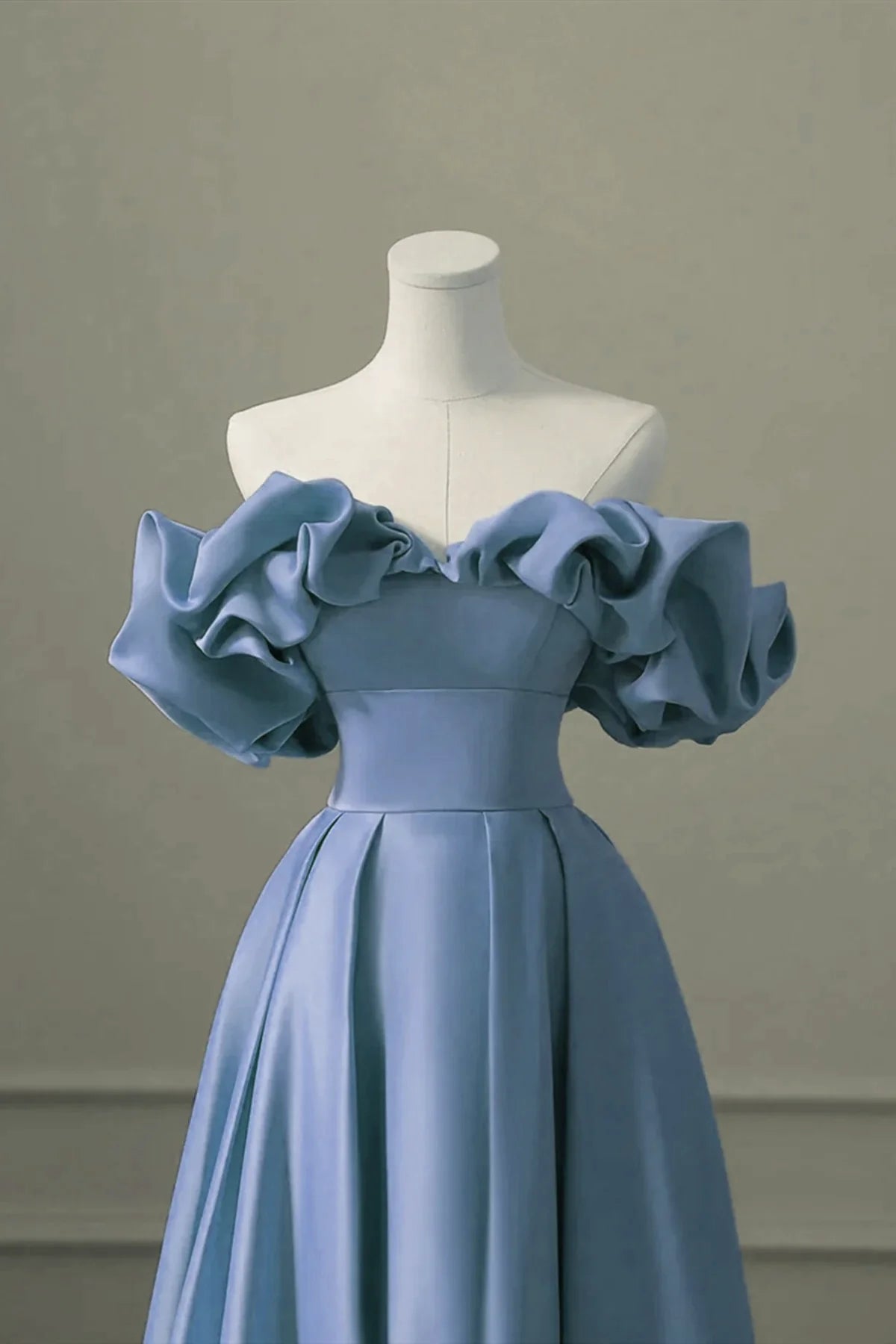 Einzigartiges blaues schlichtes A-Linien-Satin-Off-Shoulder-Abendkleid mit langen Ärmeln Partykleid Ballkleid nv2051