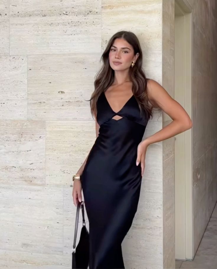 Robe de soirée longue noire simple et élégante à col en V et décolleté ajouré nv2158