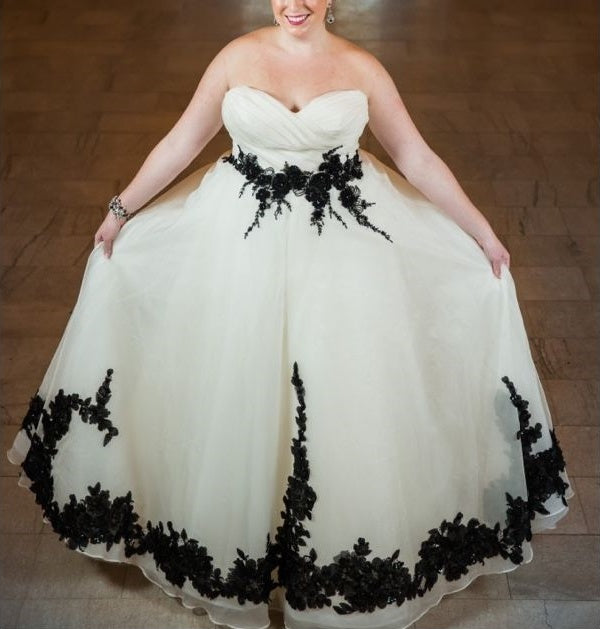 Robe de mariée longue en tulle et dentelle noire délicate NV6705