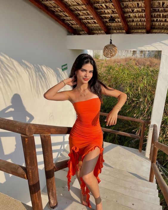 Bezauberndes Kleid mit Rüschen und hohem Schlitz im Tube-Top, Partykleid, Ballkleid, Abendkleid, NV1830