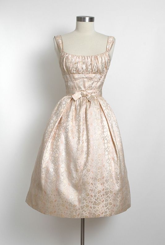 NiceVestidos - Kurzes Satin-Heimkehrkleid mit blassrosa Blumenmuster, nv5567