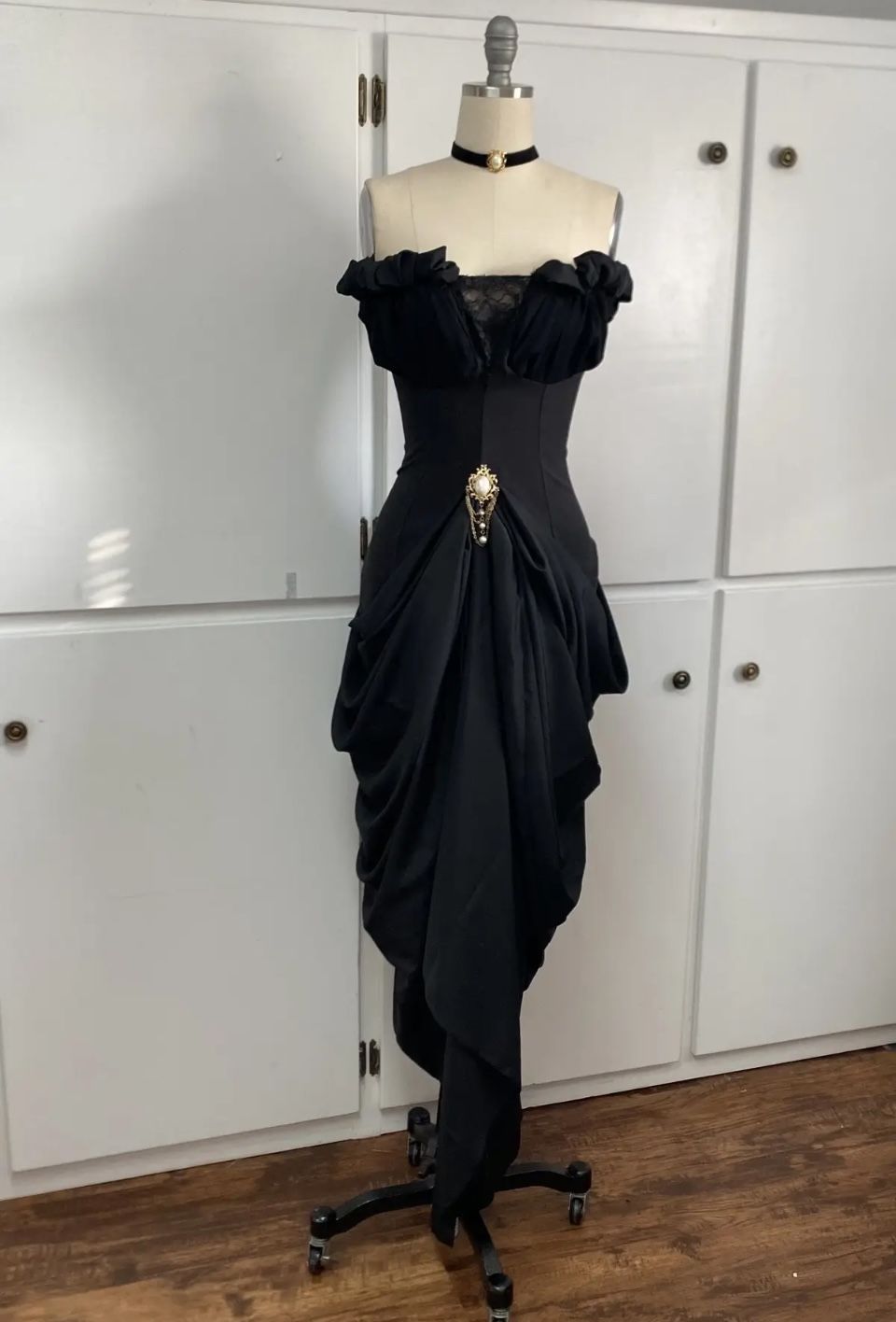 Schwarzes, schulterfreies, gerafftes, asymmetrisches Abendkleid NV6247