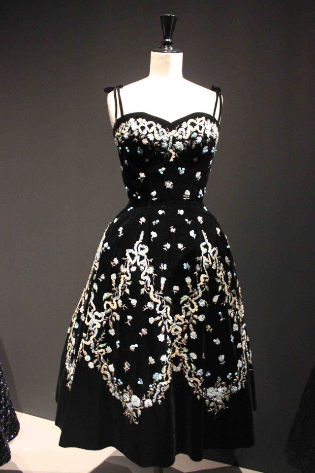 NiceVestidos - Schwarzes, geblümtes Satin-Kurzes formelles Heimkehrkleid Hoco Gown nv5502