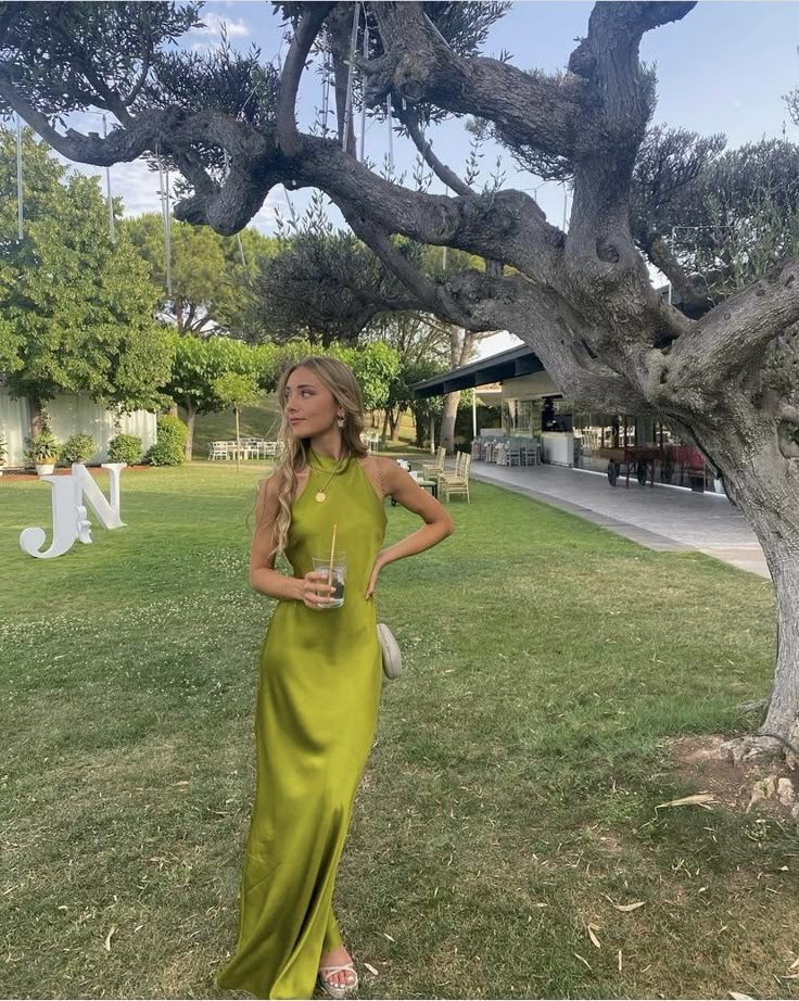 Robe de soirée longue en satin à bretelles élégantes et vertes nv3667