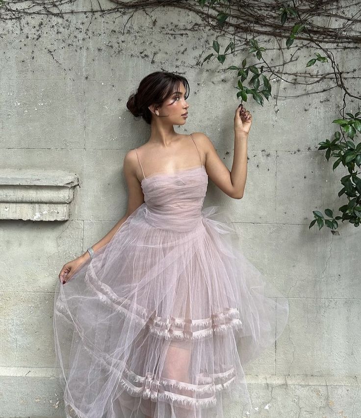 Robe de soirée courte en tulle à bretelles spaghetti rose nv3012