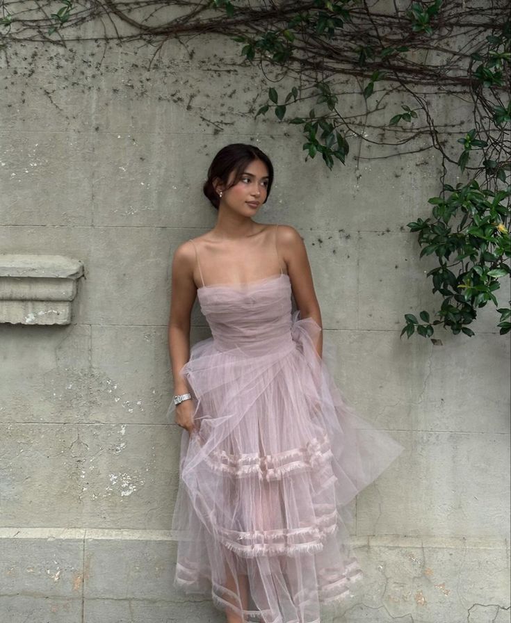 Robe de soirée courte en tulle à bretelles spaghetti rose nv3012