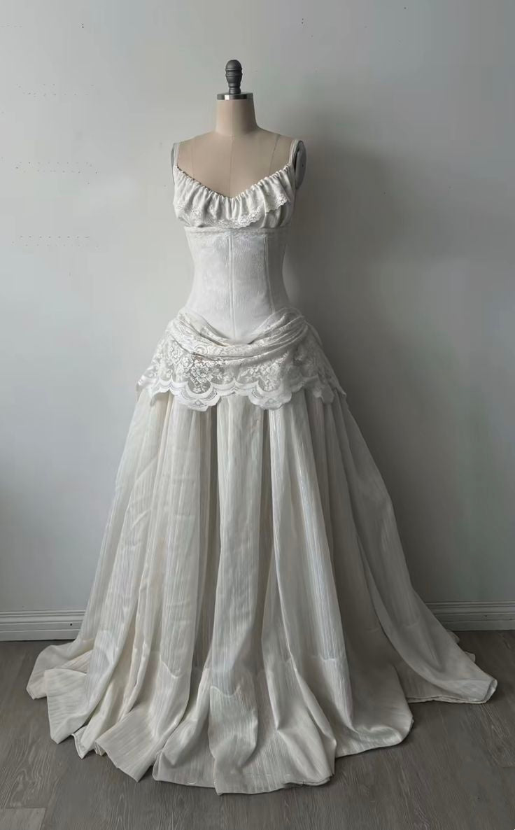 Weißes, trägerloses Abendkleid mit gerafftem Spitzeneinsatz und hoher Taille NV6253