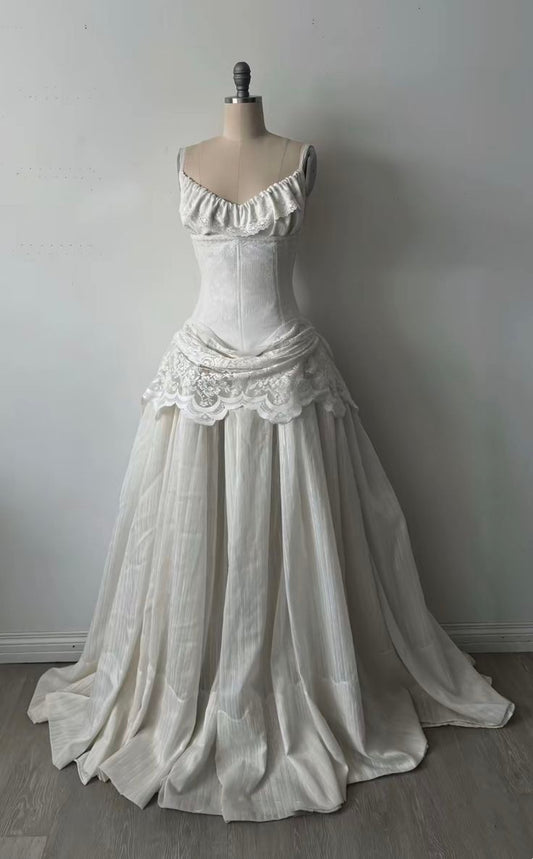 Weißes, trägerloses Abendkleid mit gerafftem Spitzeneinsatz und hoher Taille NV6253