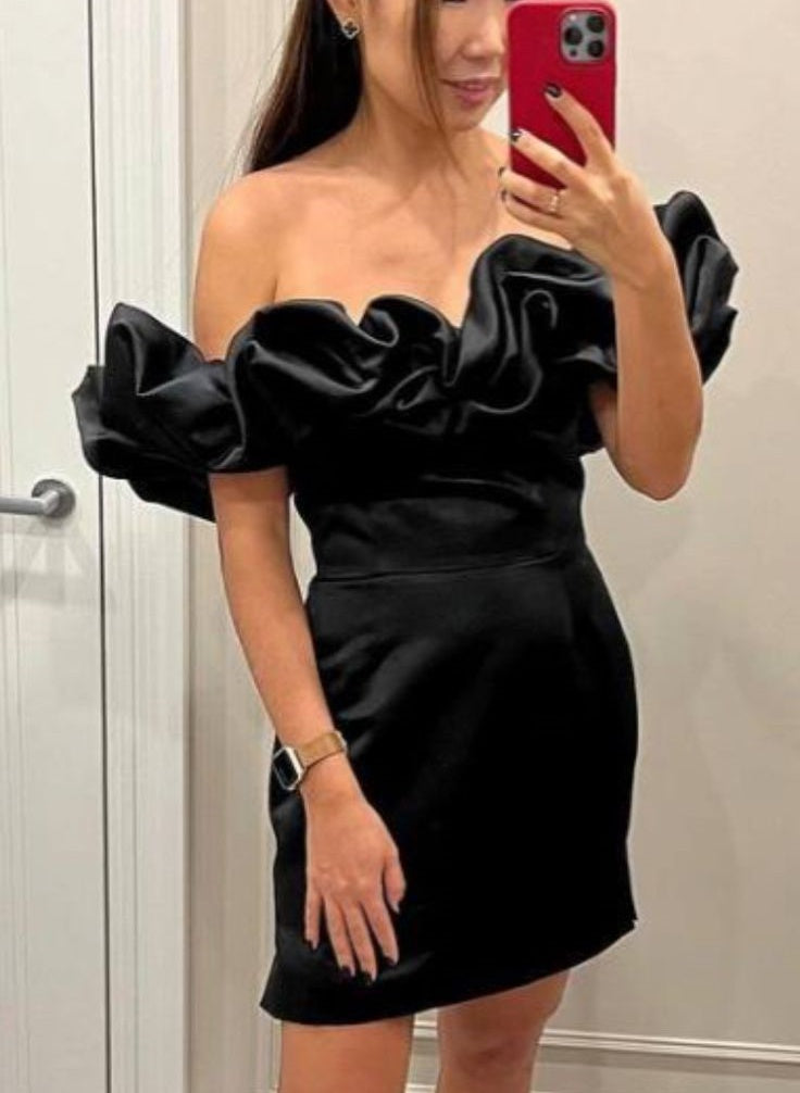 Schwarzes, enges, schulterfreies, kurzes Mini-Satinkleid mit Rüschen, Homecoming-Kleid, Ballkleid, Geburtstagspartykleid, NV1730