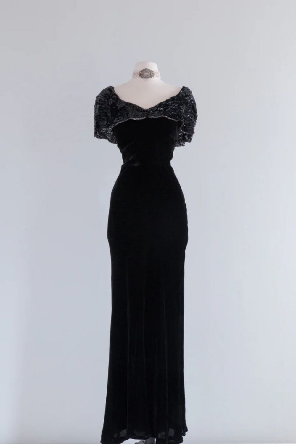 NiceVestidos--Dignified Mother Style Black Velvet Lace - Trimmed Short Sleeve Mid-Length Mother of Bride Dress NV5810