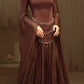 NiceVestidos – Luxuriöses, dunkelbraunes Satin-Chiffon-Kleid mit gespleißtem, quadratischem Ausschnitt, Perlenbesatz, ausgestellten Ärmeln und bodenlanger Länge, NV5755