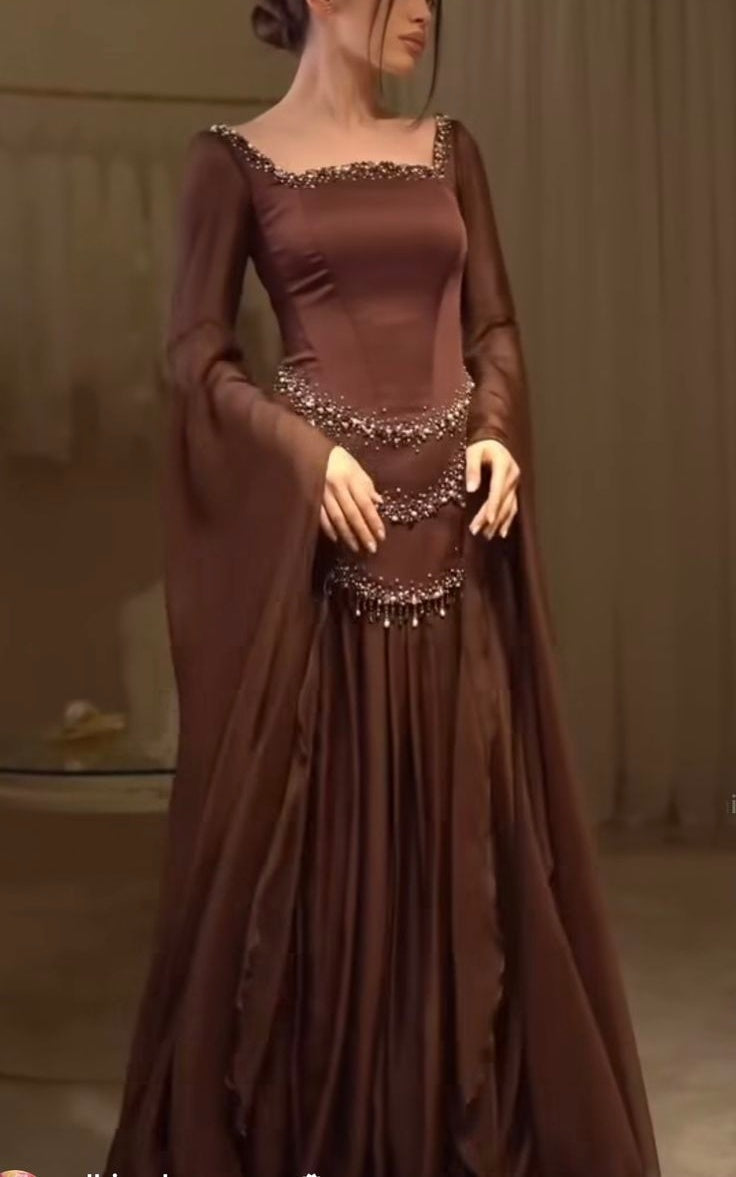 NiceVestidos – Luxuriöses, dunkelbraunes Satin-Chiffon-Kleid mit gespleißtem, quadratischem Ausschnitt, Perlenbesatz, ausgestellten Ärmeln und bodenlanger Länge, NV5755