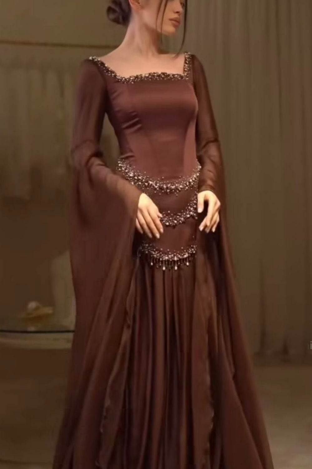 Robe de soirée rétro luxueuse en satin marron foncé, ornée de perles, col carré et manches longues - Robe élégante pour dîner et tapis rouge NV6381