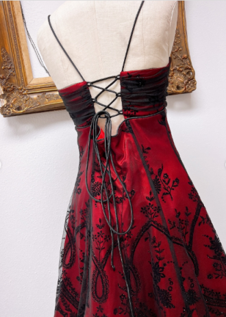 NiceVestidos - Robe de bal courte bordeaux exquise ornée de perles NV5695