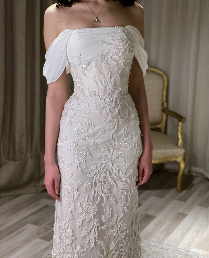 Wunderschönes weißes schulterfreies langes Ballkleid mit Perlenapplikationen nv1811