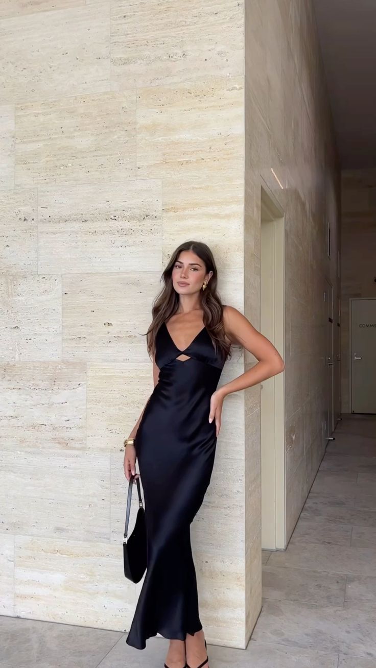 Robe de soirée longue noire simple et élégante à col en V et décolleté ajouré nv2158