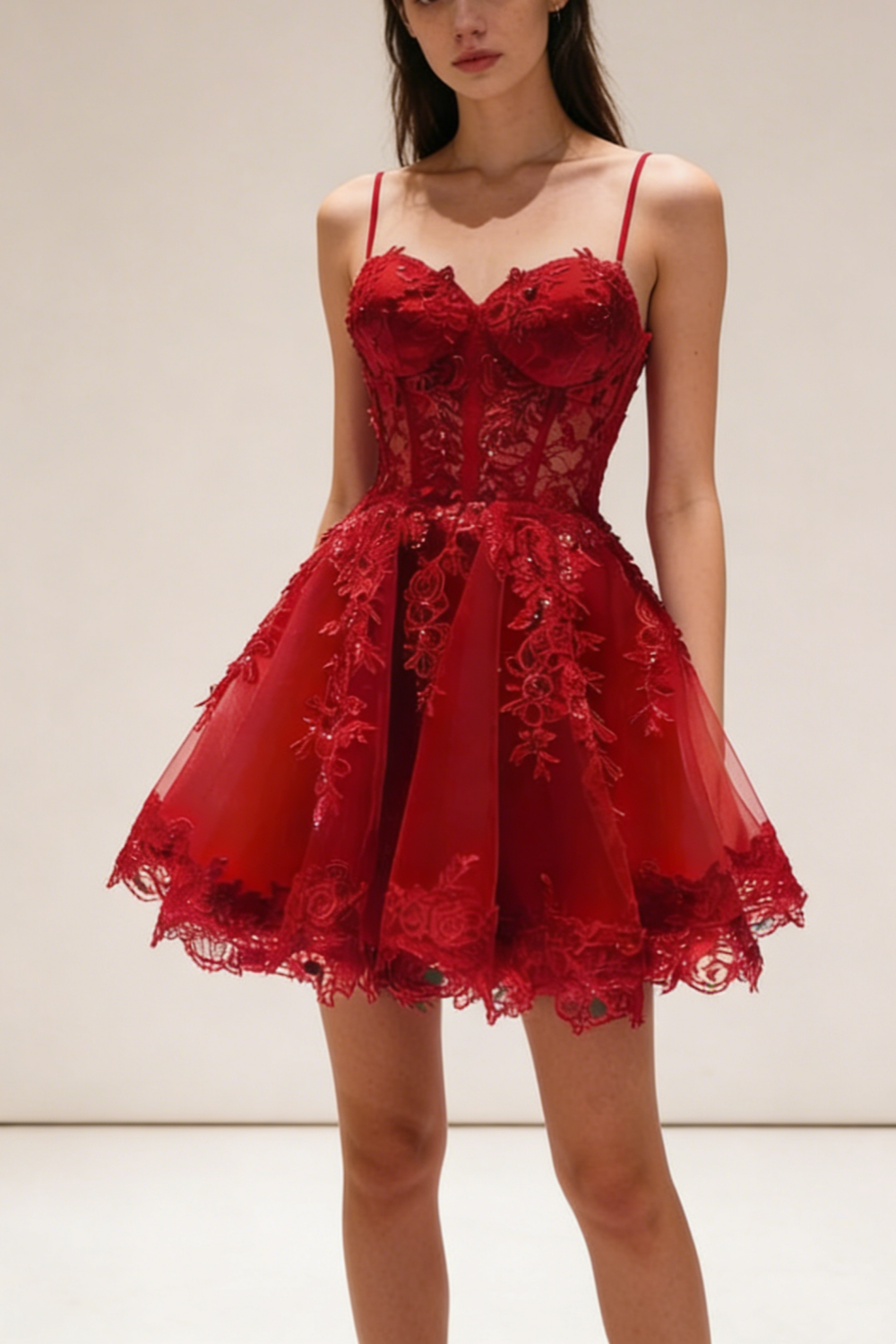 Robe courte en tulle à fines bretelles et application de dentelle rouge, idéale pour la rentrée scolaire ou une fête d'anniversaire (Nv4932)