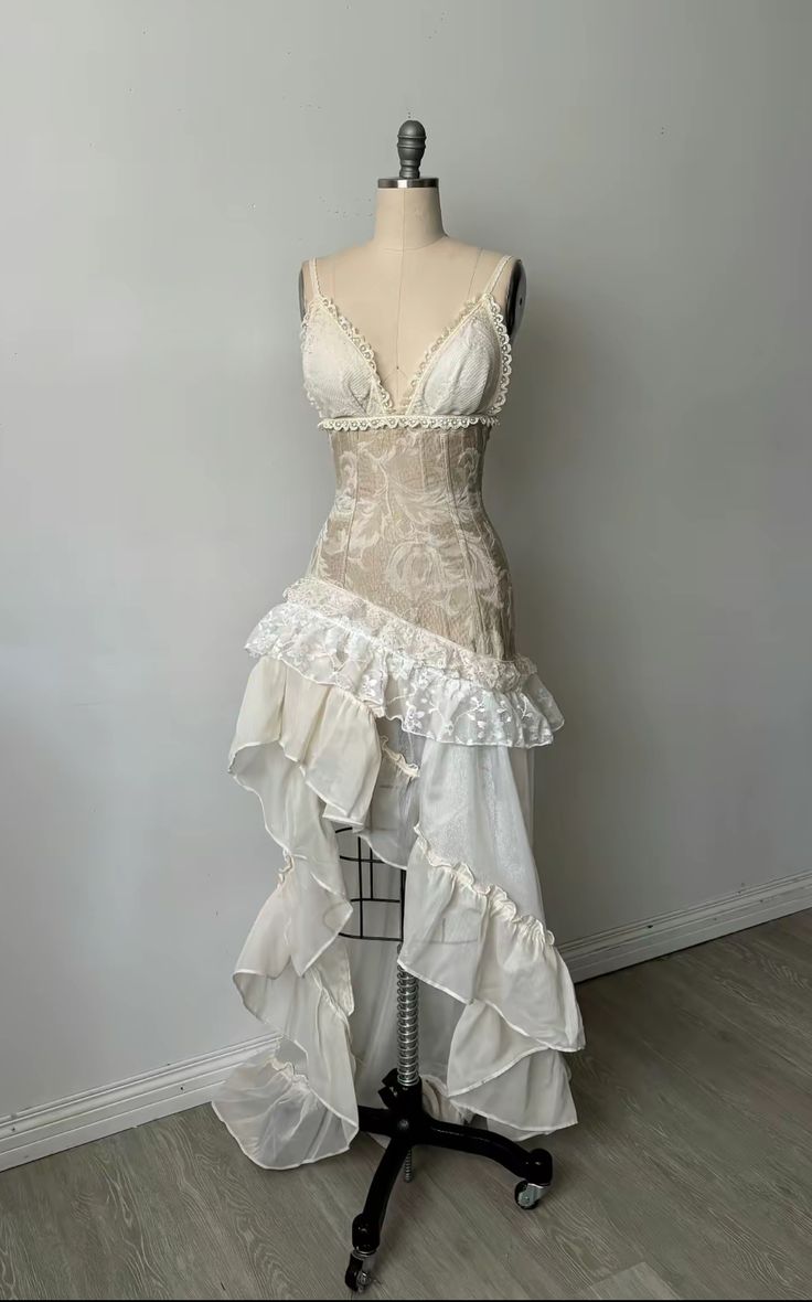 Cremefarbenes Spitzenkleid mit V-Ausschnitt und asymmetrischen Rüschen NV6249