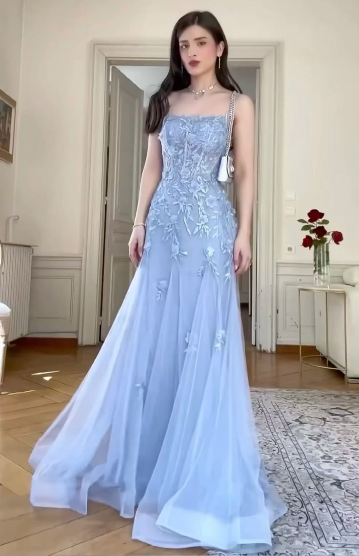 Robe de soirée longue en tulle bleu, élégante et raffinée, brodée, bretelles spaghetti, épaules dénudées, longueur au sol, robe de bal, robe de soirée, robe de soirée nv3716