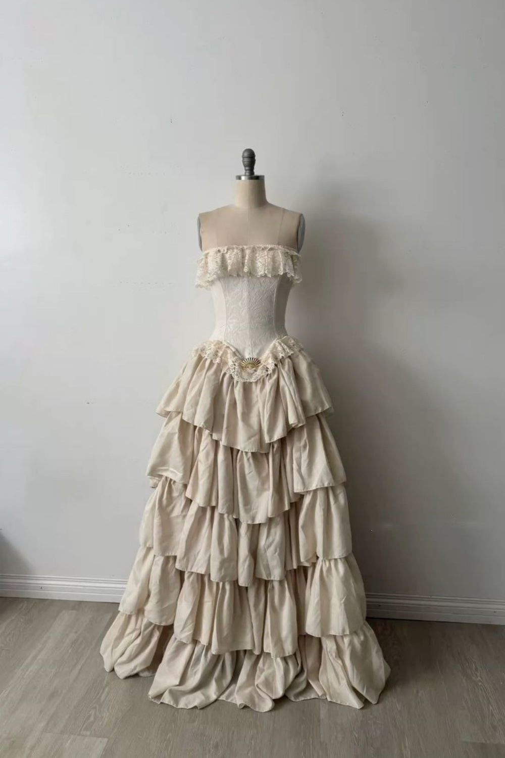 NiceVestidos – Langes, zartes, mehrlagiges Spitzenkleid NV6032