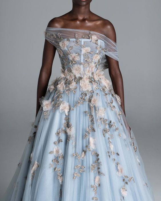 Nebelblaues Garten-Abendkleid mit schulterfreiem 3D-Blumenmuster NV6565
