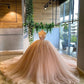 Warmes aprikosenfarbenes, trägerloses Ballkleid aus Spitze, NV6564