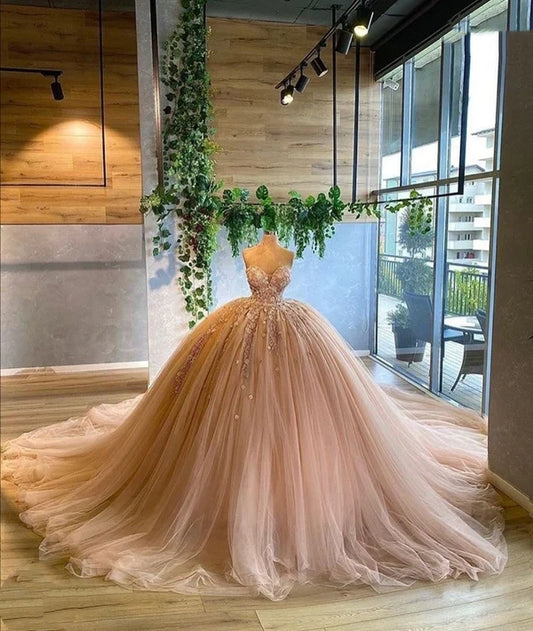 Warmes aprikosenfarbenes, trägerloses Ballkleid aus Spitze, NV6564