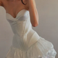 NiceVestidos – Stilvolles weißes, schulterfreies, kurzes Satin-Heimkehrkleid NV5700