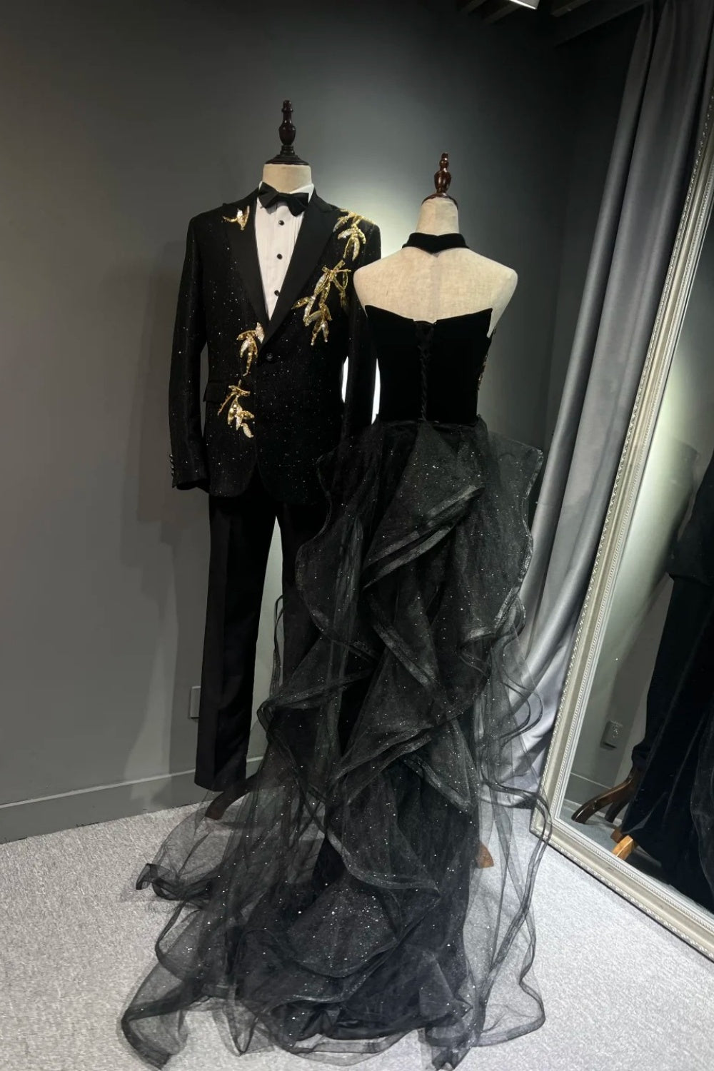 Robe de bal longue en tulle noir et or NV6626