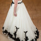 Robe de mariée longue en tulle et dentelle noire délicate NV6705