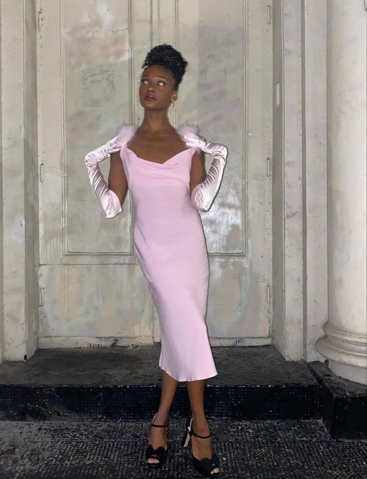 Robe de soirée mi-longue en satin rose à bretelles en fourrure nv3119