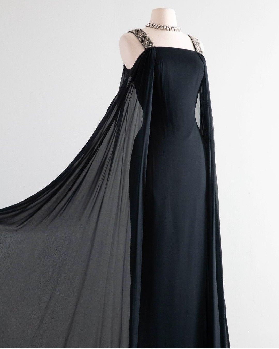 Schwarzes elegantes Vintage-Kleid aus Satin-Tüll mit Cape-Ärmeln, eckigem Ausschnitt und Verzierungen, NV6255