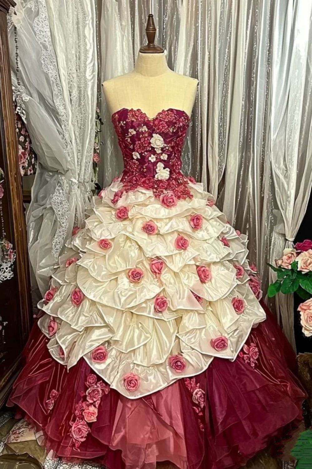 Robe de bal rose contrastée bordeaux et crème : col bandeau, bordure florale 3D, robe longue de soirée romantique NV6437